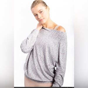 Good condition! Leopard print lightweight sweater.